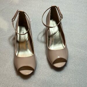 American Eagle trainer heels for girls. Size 4.